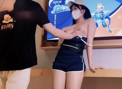 Người đẹp bán TV gặp khách hàng may mắn