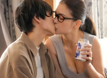 Anh chàng vừa mất người yêu vì bị cắm sừng được chị hàng xóm an ủi bằng tình cảm
